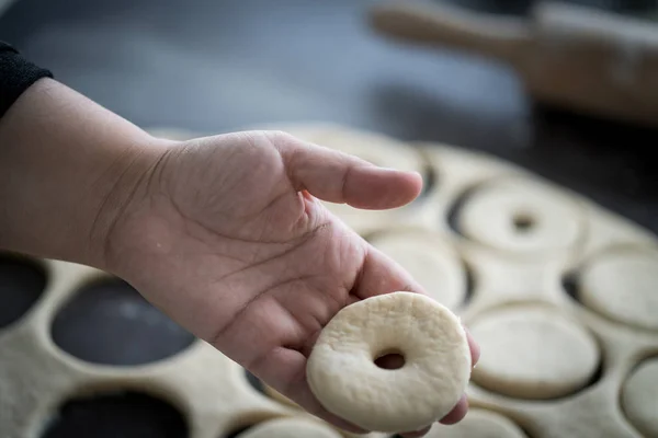 Tafel Met Zelfgemaakte Donuts Tijdens Het Proces — Stockfoto