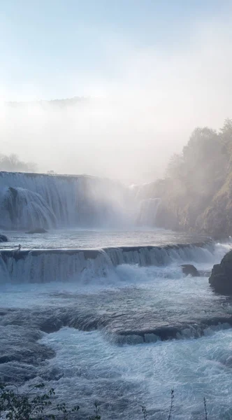 早朝で美しい滝 — ストック写真