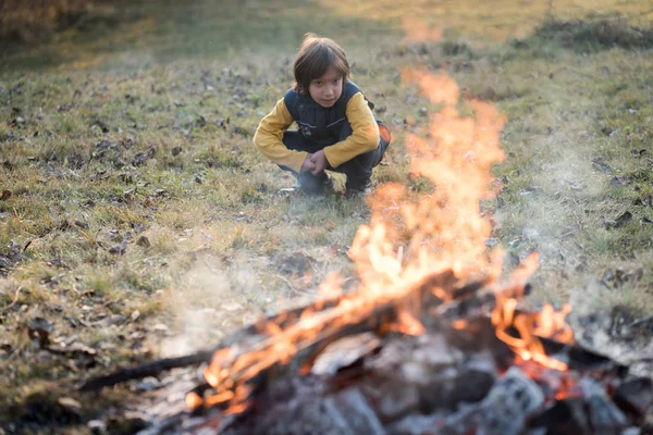 Enfant Assis Côté Feu Camp Dans Pré — Photo