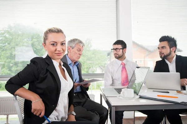 Empresários Executivos Que Reúnem Usando Laptop — Fotografia de Stock