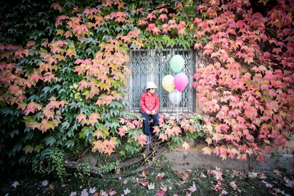 Pequeño Niño Con Globos Casa Con Hojas Coloridas — Foto de Stock