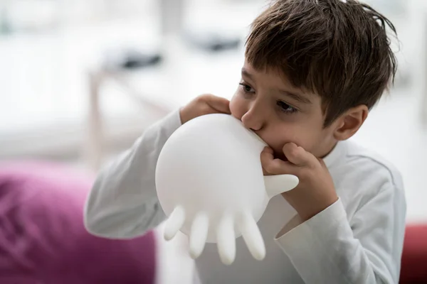 Kind Pustet Medizinische Handschuhe Als Luftballon — Stockfoto