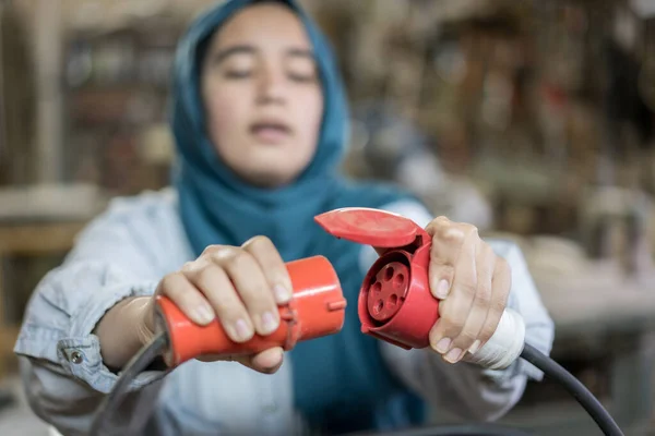 Menina Muçulmana Conectando Cabo Eletricidade — Fotografia de Stock