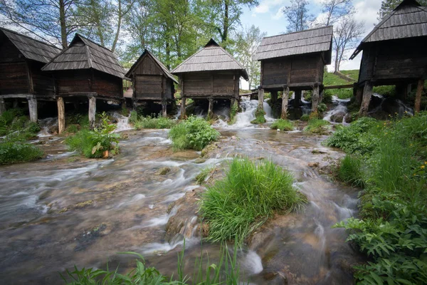 Alte Hölzerne Wassermühlen Fluss — Stockfoto