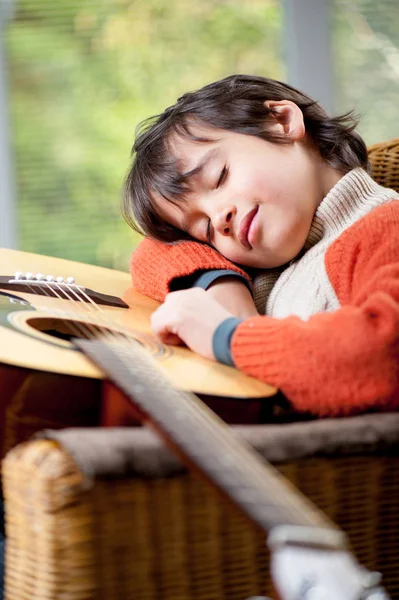 Jeune Garçon Jouant Guitare — Photo