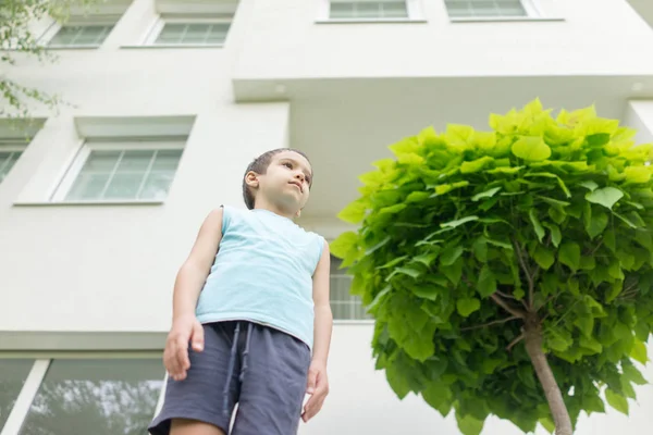 Bambino Nel Cortile Bella Casa Moderna — Foto Stock