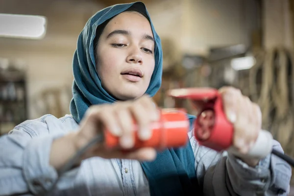 Muslim Girl Plugging Electricity Cable — Stock Photo, Image