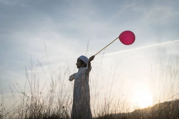 Muslimisches Kleinkind Auf Wiese Mit Luftballon — Stockfoto