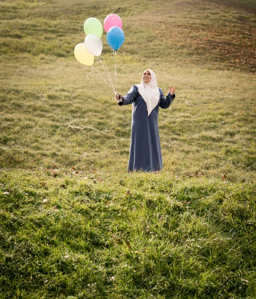 Yeşil Çayır Üzerindeki Müslüman Arap Kadın — Stok fotoğraf