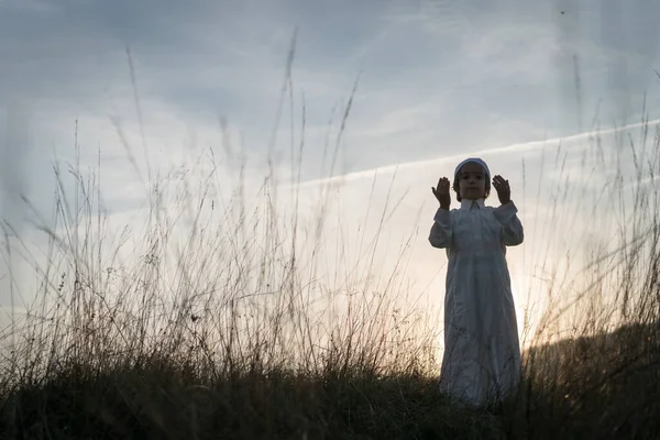 Muslimisches Kind Betet Bei Sonnenuntergang Auf Wiese — Stockfoto