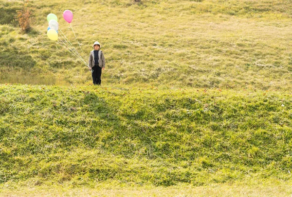 Liten Söt Pojke Gräs Äng Med Ballonger — Stockfoto