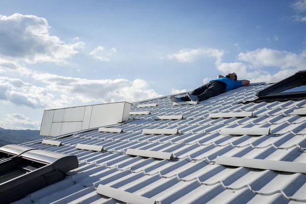 Man Phone Top House Roof — Stock Photo, Image