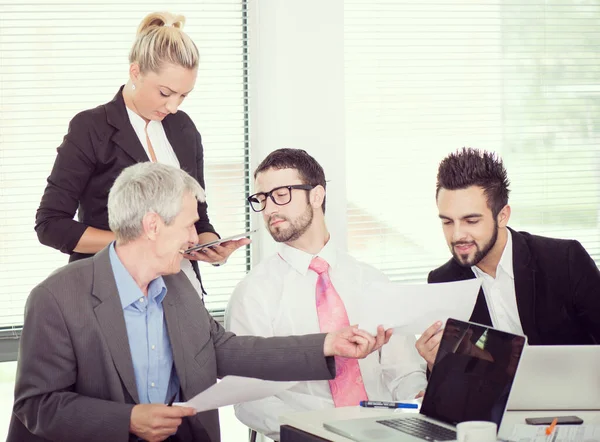 Geschäftsleute Und Führungskräfte Treffen Sich Mit Laptop — Stockfoto