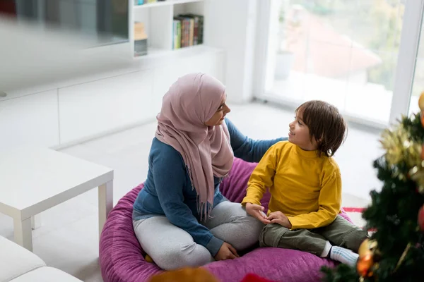 Arab Keluarga Dengan Tahun Baru Liburan Pohon — Stok Foto