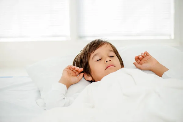 Rapaz Gosta Dormir Perto — Fotografia de Stock