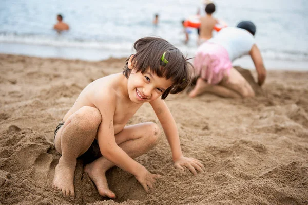 Ung Gutt Som Nyter Stranden – stockfoto