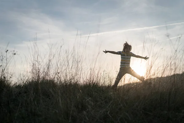 Silhouette Enfant Dans Pré Coucher Soleil — Photo