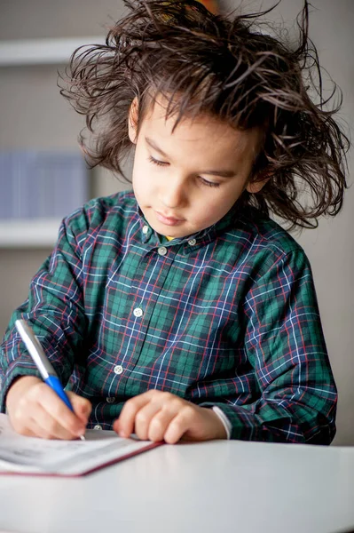 Jong Jongen Studeren Close — Stockfoto