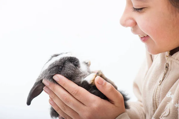 Liten Flicka Håller Kanin — Stockfoto