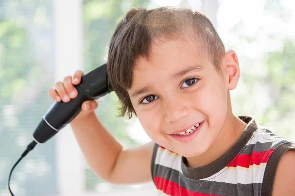 Junge Mit Verrücktem Haarschnitt — Stockfoto