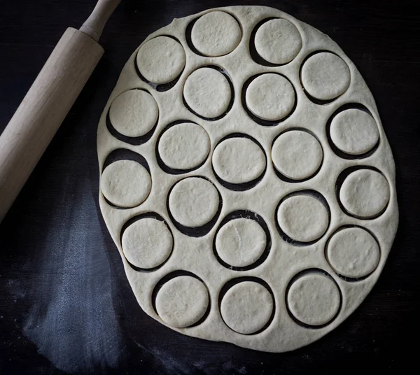 Mesa Com Donuts Caseiros Durante Processo — Fotografia de Stock