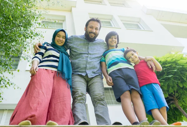 Família Muçulmana Frente Bela Casa Moderna — Fotografia de Stock