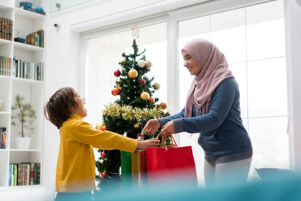 Arabische Familie Mit Neujahrsbaum — Stockfoto