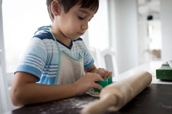 おいしい甘いのための生地を作る小さな男の子 — ストック写真