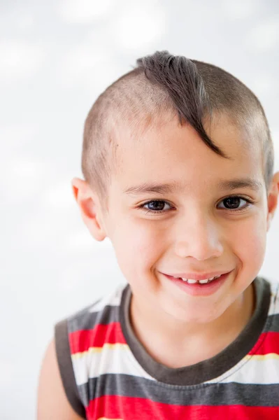 Menino Com Corte Cabelo Louco — Fotografia de Stock