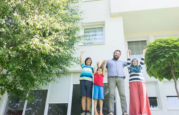 Família Muçulmana Frente Bela Casa Moderna — Fotografia de Stock