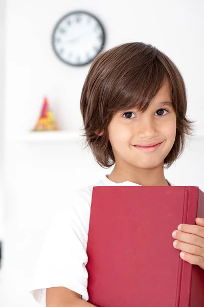 Junge Liest Buch Aus Nächster Nähe — Stockfoto