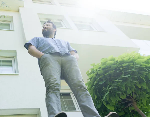 Hombre Frente Una Hermosa Casa Moderna — Foto de Stock