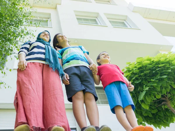 Güzel Modern Evin Önünde Müslüman Bir Aile — Stok fotoğraf
