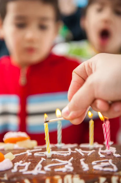 Jungen Und Mädchen Genießen Geburtstagsparty — Stockfoto