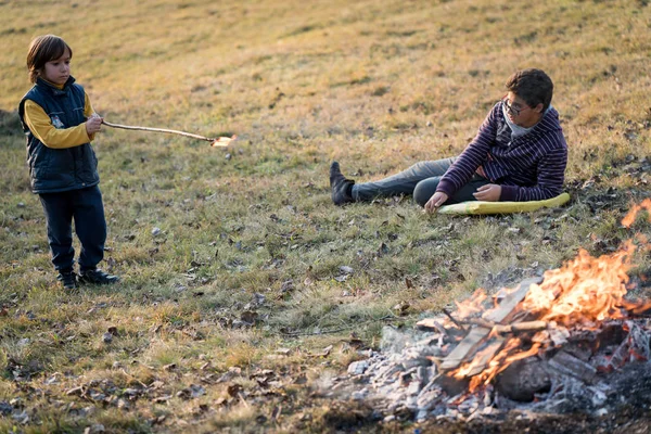火の隣に二人の少年 — ストック写真