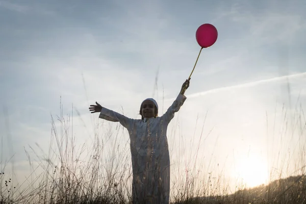 Petit Enfant Musulman Dans Une Prairie Avec Ballon — Photo