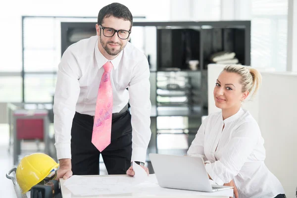 Ingenieurbüro Mit Architekten Arbeitet Neuem Projekt — Stockfoto