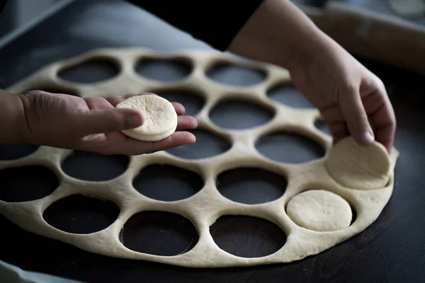 制作过程中带有自制甜甜圈的桌子 — 图库照片