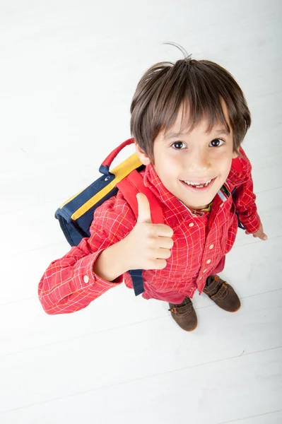 Νεαρό Αγόρι Πηγαίνει Στο Σχολείο — Φωτογραφία Αρχείου