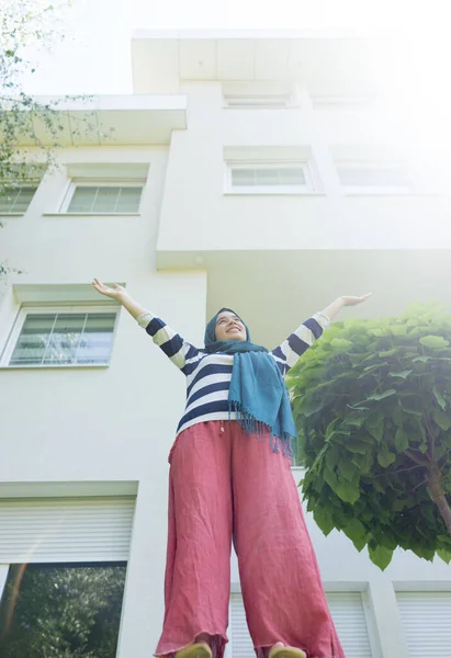 Muslimská Dívka Zahradě Krásného Moderního Domu — Stock fotografie