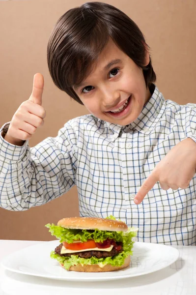 ハンバーガーを食べる子が閉じます — ストック写真