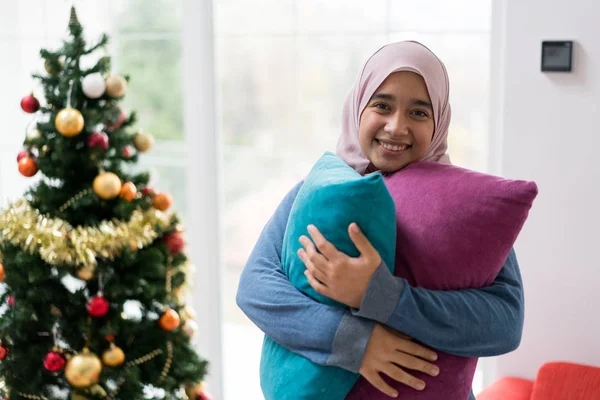 アラビア語の女の子とともに新年の休日の木 — ストック写真