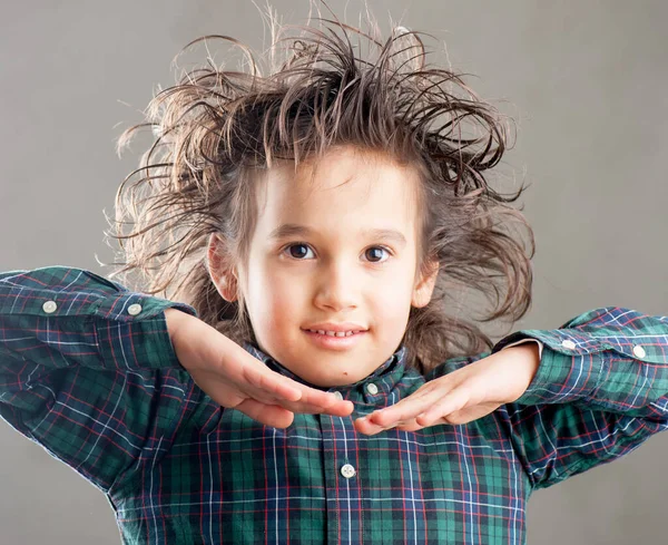 Kleiner Junge Macht Mimik — Stockfoto