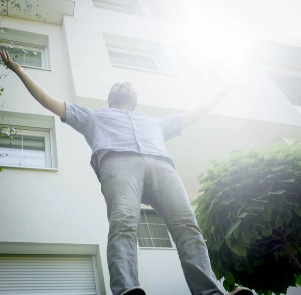 Homem Frente Bela Casa Moderna — Fotografia de Stock