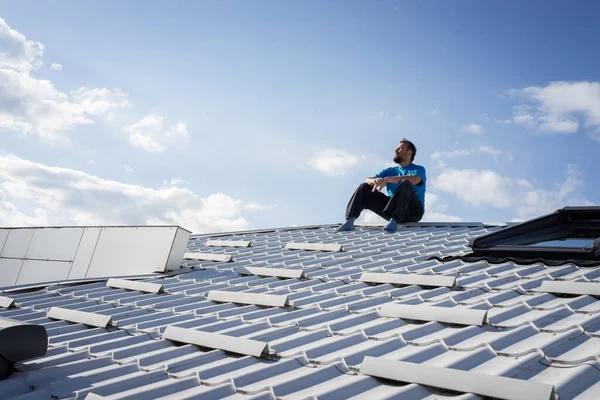 Man Phone Top House Roof — Stock Photo, Image