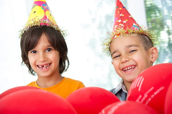 誕生日パーティーを楽しむ男の子と女の子 — ストック写真