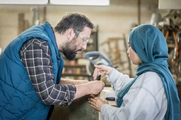 Muslimische Männer Und Frauen Der Werkstatt Arbeiten Zusammen — Stockfoto