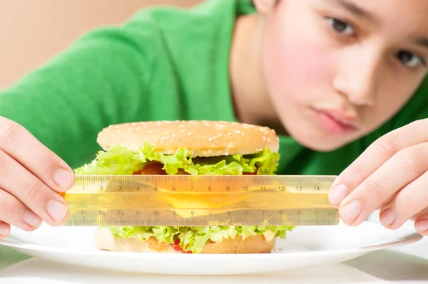 ハンバーガーを食べる子が閉じます — ストック写真