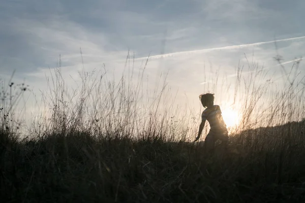 Silhouette Niño Atardecer Jugando Prado — Foto de Stock