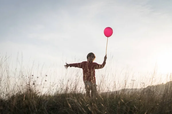 Barn Med Ballong Gräsyta — Stockfoto